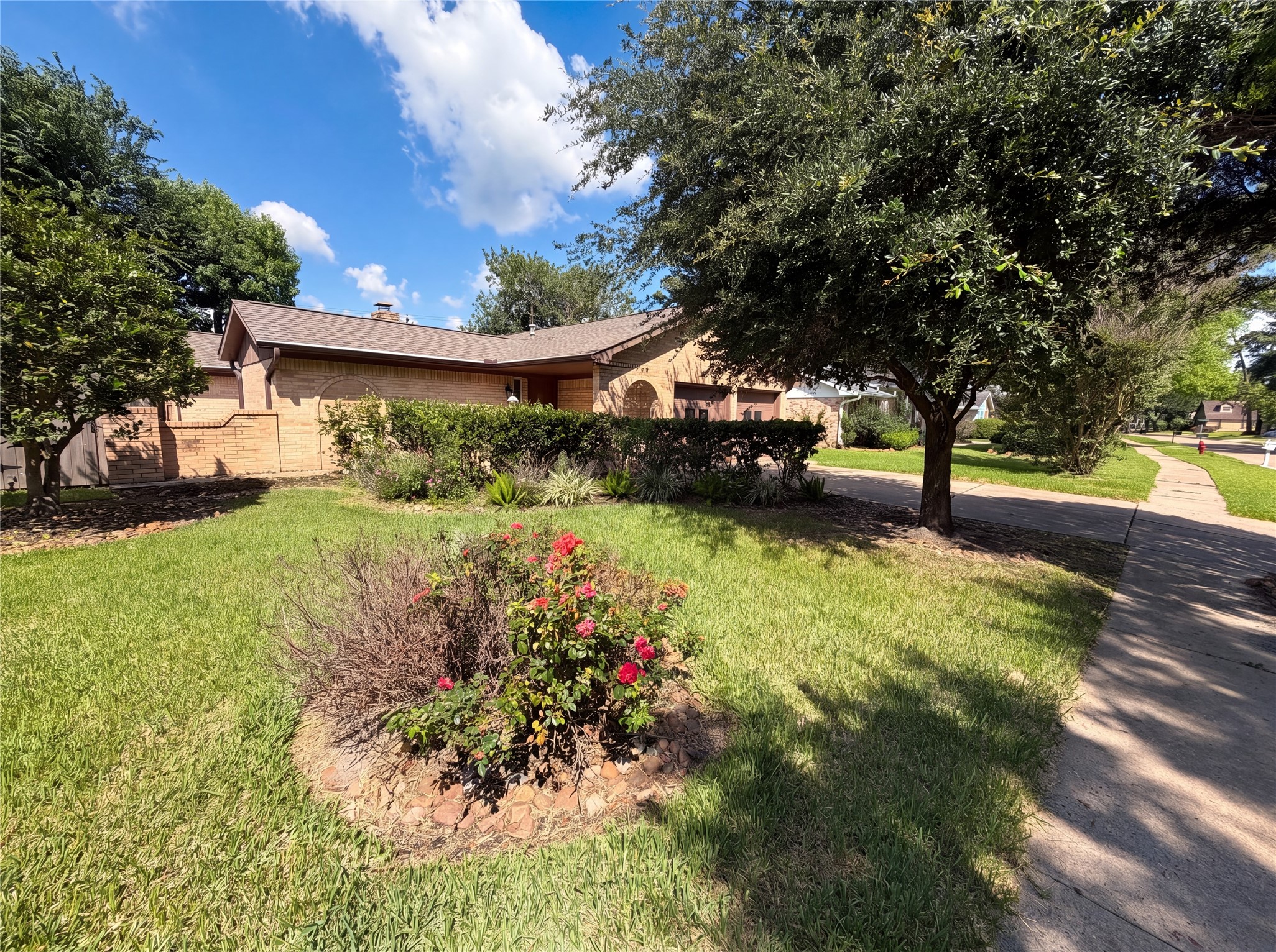 342 Queenstown Road Houston, TX 77015 - Photo 17 of 22 a view of a garden with an outdoor space