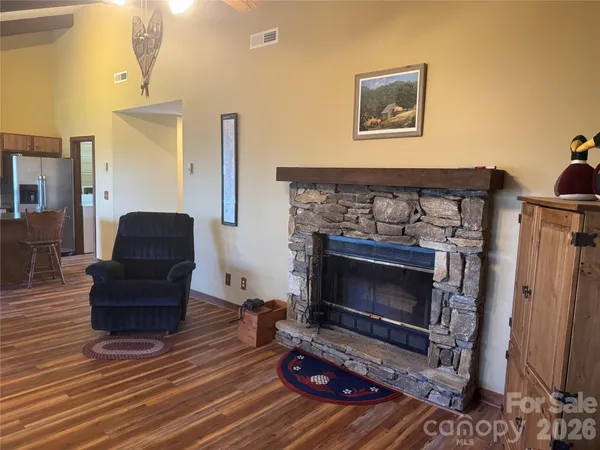 $525,000 | 302 Eagles Nest Court South, Mars Hill, NC 28754