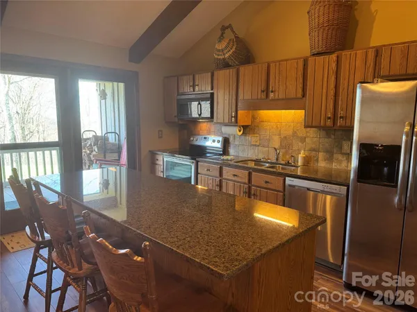 $525,000 | 302 Eagles Nest Court South, Mars Hill, NC 28754