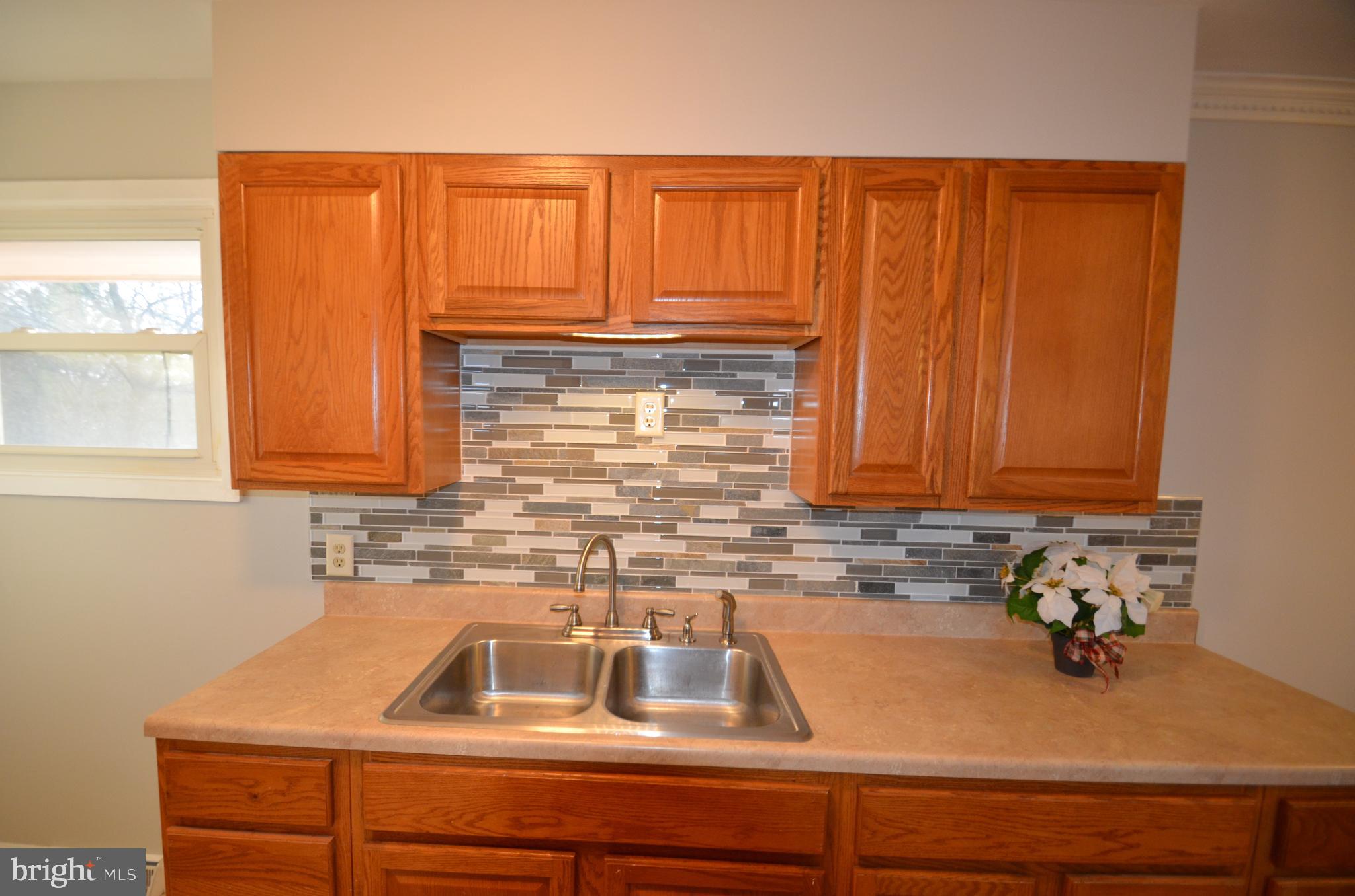 314 Beechcroft Road Winchester, VA 22601 - Photo 4 of 22 Kitchen - tile back splash