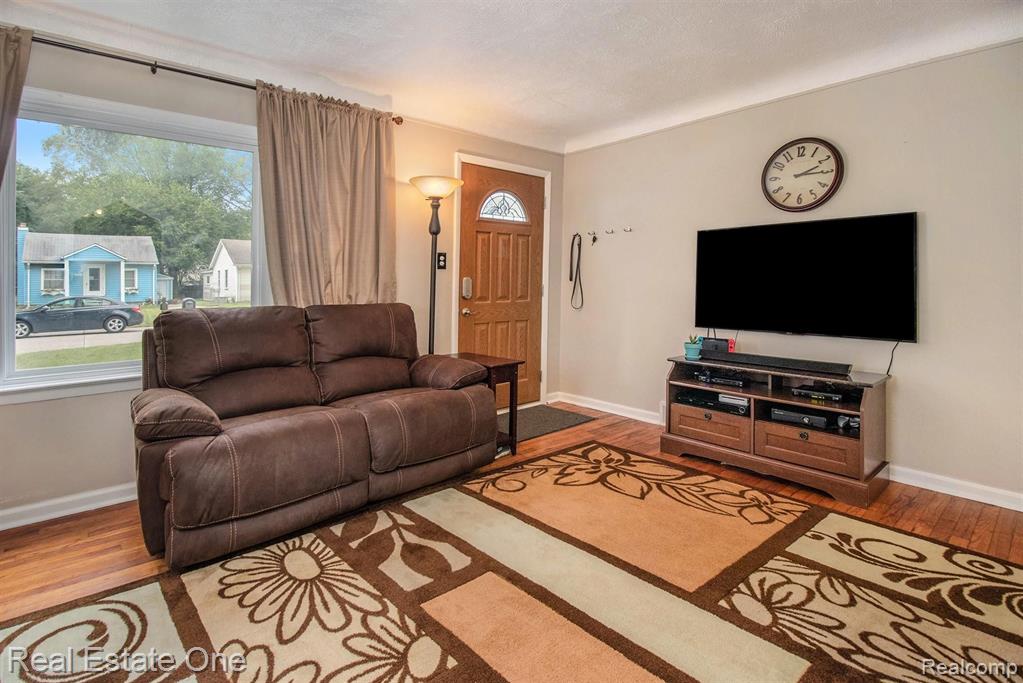 21164 Rensselaer Street Farmington Hills, MI 48336 - Photo 3 of 15