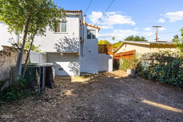 a view of a backyard