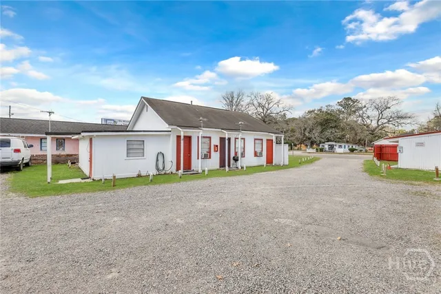 $1,200 | 5013 Ogeechee Road, Savannah, GA 31405