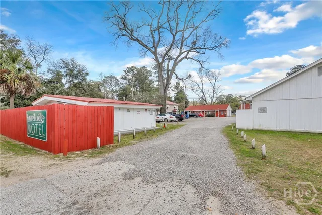$1,200 | 5013 Ogeechee Road, Savannah, GA 31405