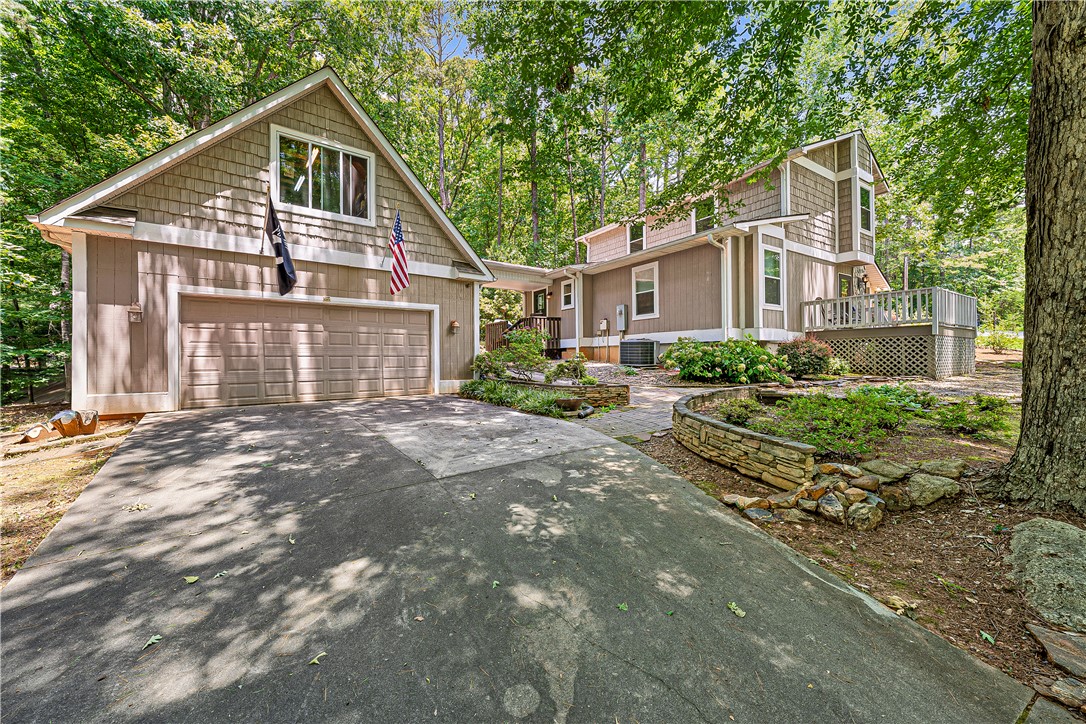 139 Tulip Lane Westminster, SC 29693 - Photo 20 of 37 A private driveway leads to this inviting home, enveloped by mature trees and lush landscaping.