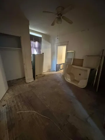 a view of a livingroom with furniture and a ceiling fan