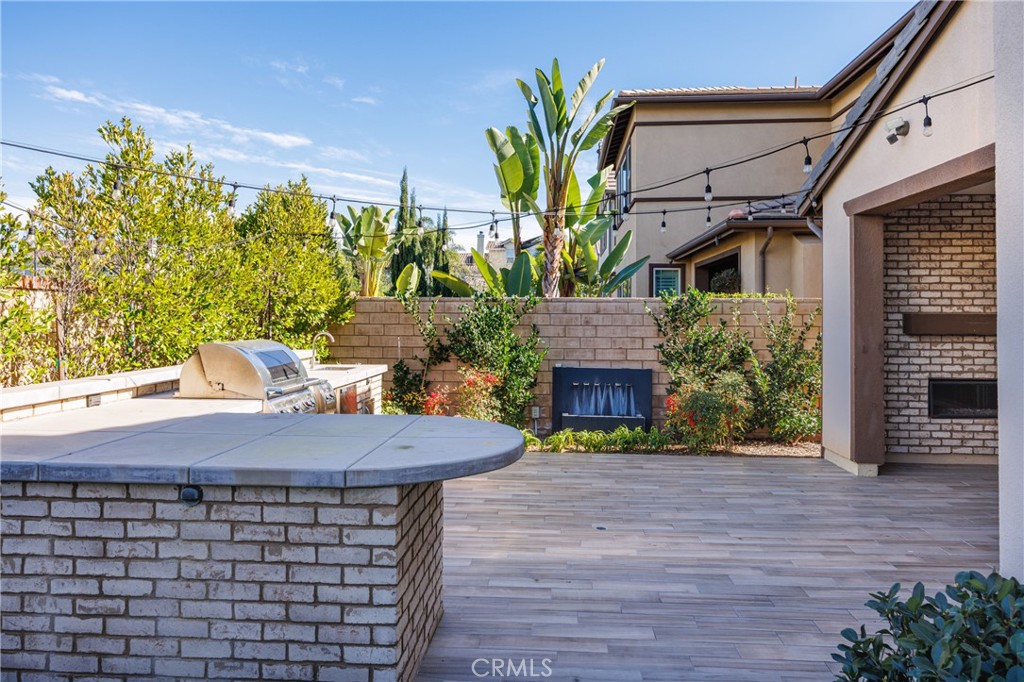 2017 Picasso Santa Ana, CA 92704 - Photo 27 of 31 a view of a patio with table and chairs and potted plants