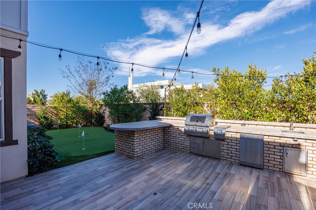 2017 Picasso Santa Ana, CA 92704 - Photo 29 of 31 a view of a backyard and sitting area