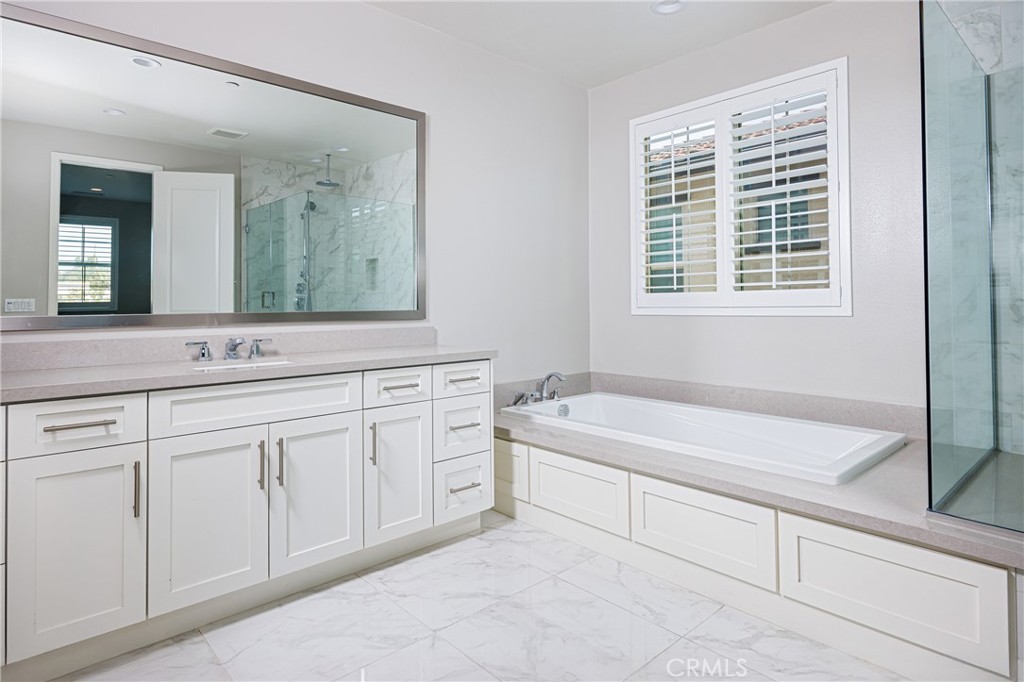 2017 Picasso Santa Ana, CA 92704 - Photo 10 of 31 a bathroom with a sink and a bathtub