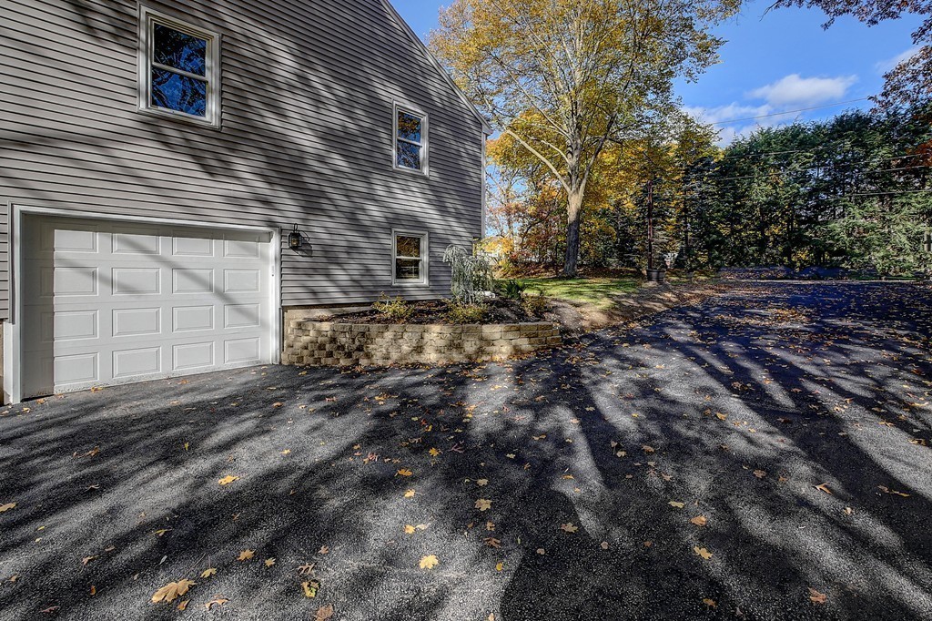 1 Saunders Road Lynnfield, MA 01940 - Photo 4 of 30 Gallery Image 4