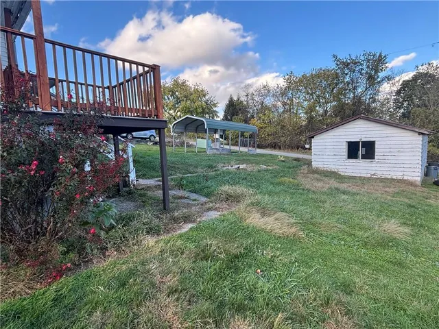a view of a house with backyard and garden