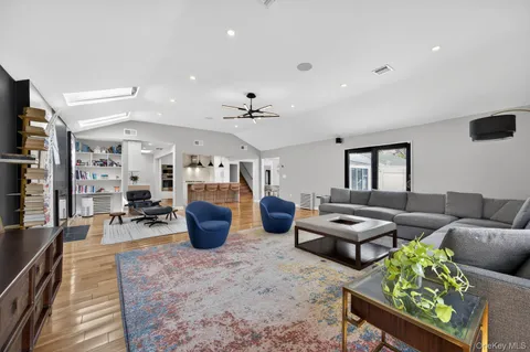 $2,498,000 | 2 Sherwood Lane, Roslyn Heights, NY 11577