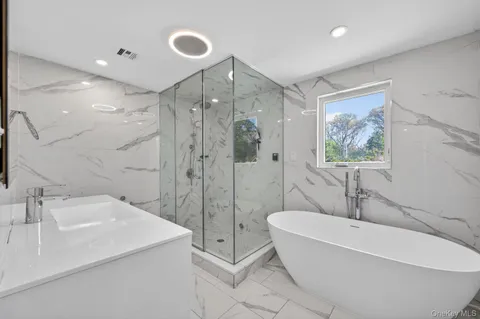 $2,498,000 | 2 Sherwood Lane, Roslyn Heights, NY 11577