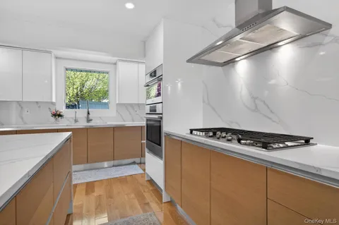 $2,498,000 | 2 Sherwood Lane, Roslyn Heights, NY 11577