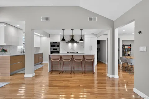 $2,498,000 | 2 Sherwood Lane, Roslyn Heights, NY 11577