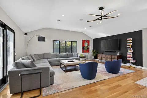 $2,498,000 | 2 Sherwood Lane, Roslyn Heights, NY 11577