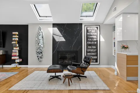 $2,498,000 | 2 Sherwood Lane, Roslyn Heights, NY 11577