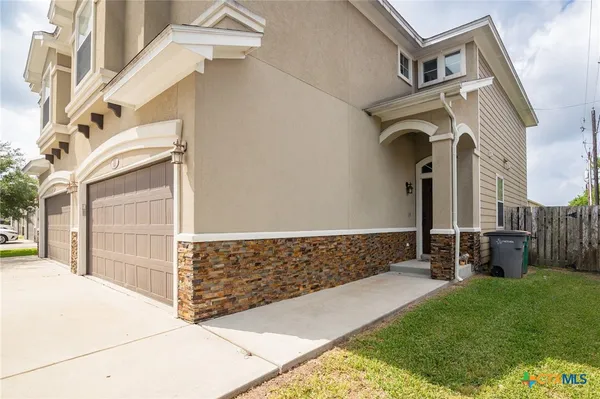 a view of entryway with a front door