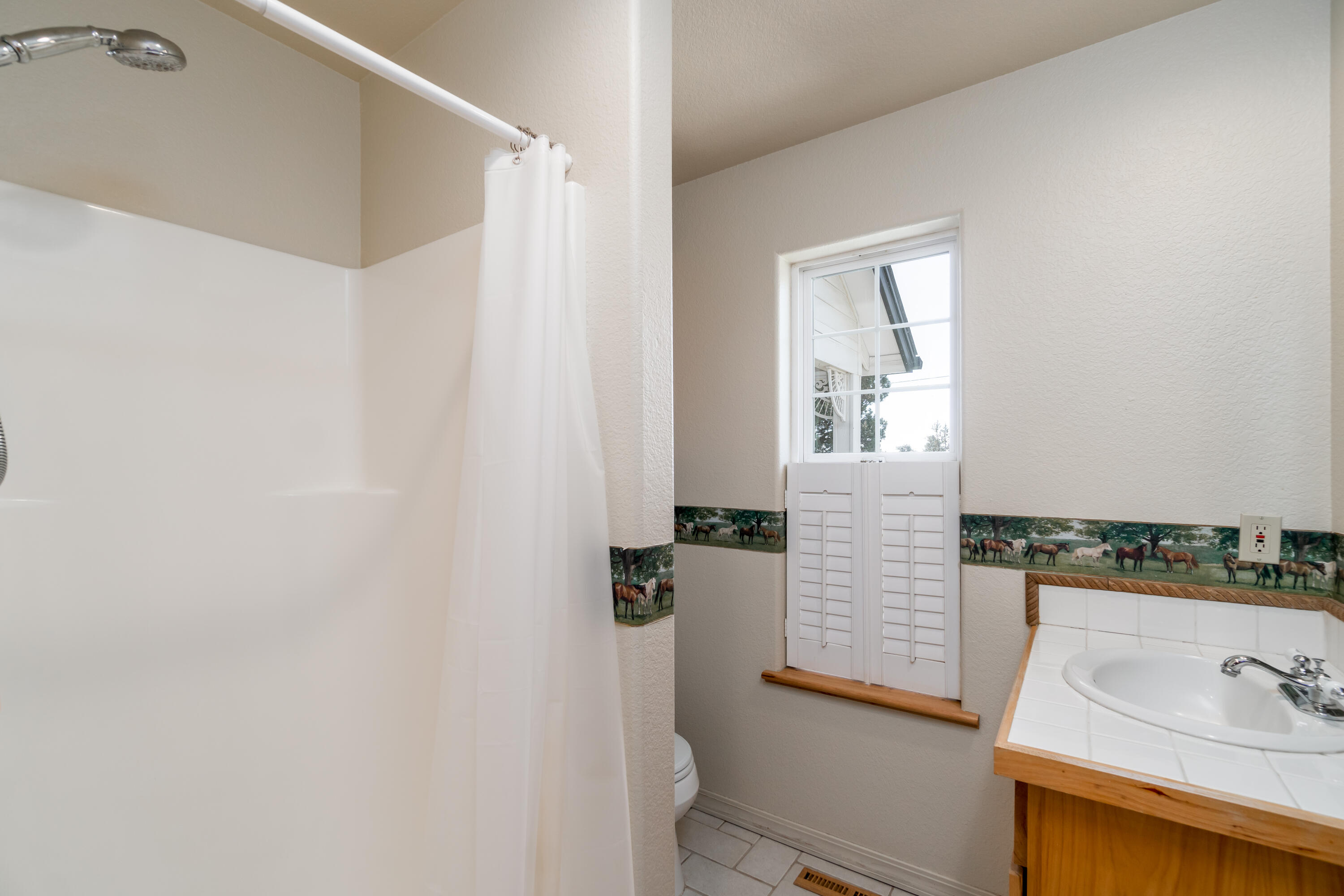 1422 Southwest Bent Loop Powell Butte, OR 97753 - Photo 33 of 47 1422BentLp_GuestBath2