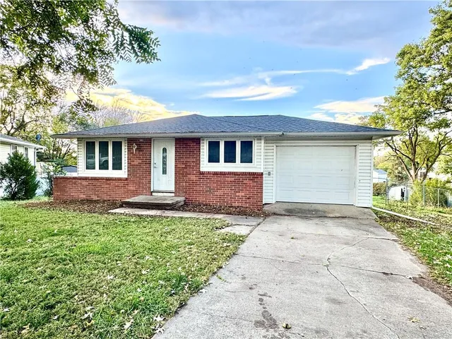 $174,000 | 1228 West Crestview Drive, Maryville, MO 64468