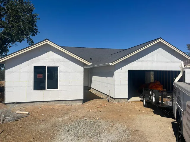 a front view of house with garage and yard