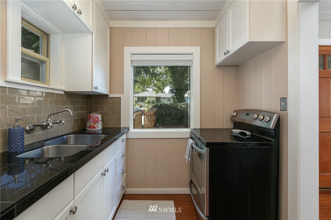 3740 Southwest 100th Street Seattle, WA 98146 - Photo 5 of 20 Gallery Image 5