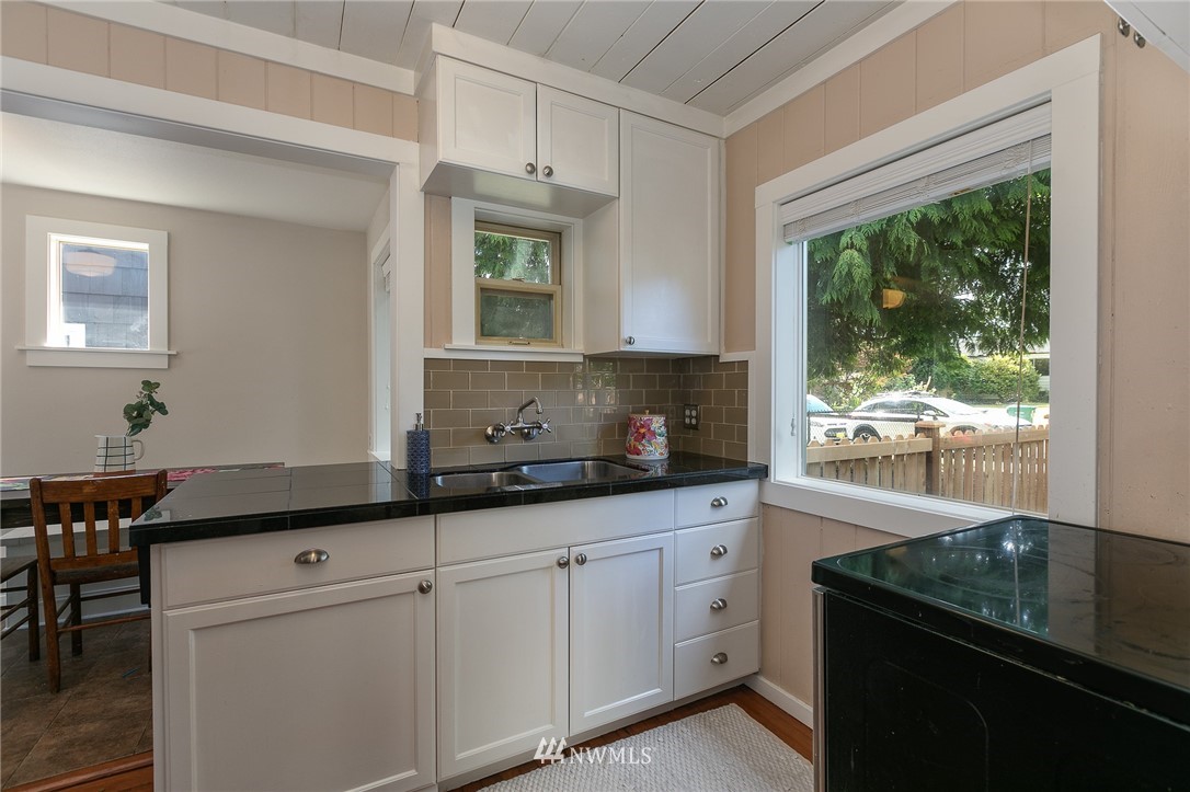 3740 Southwest 100th Street Seattle, WA 98146 - Photo 6 of 20 Gallery Image 6