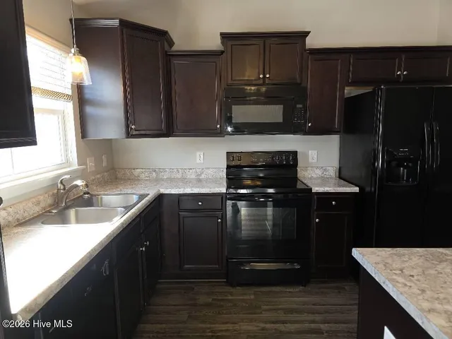 $1,725 | 438 McCall Drive, Jacksonville, NC 28540