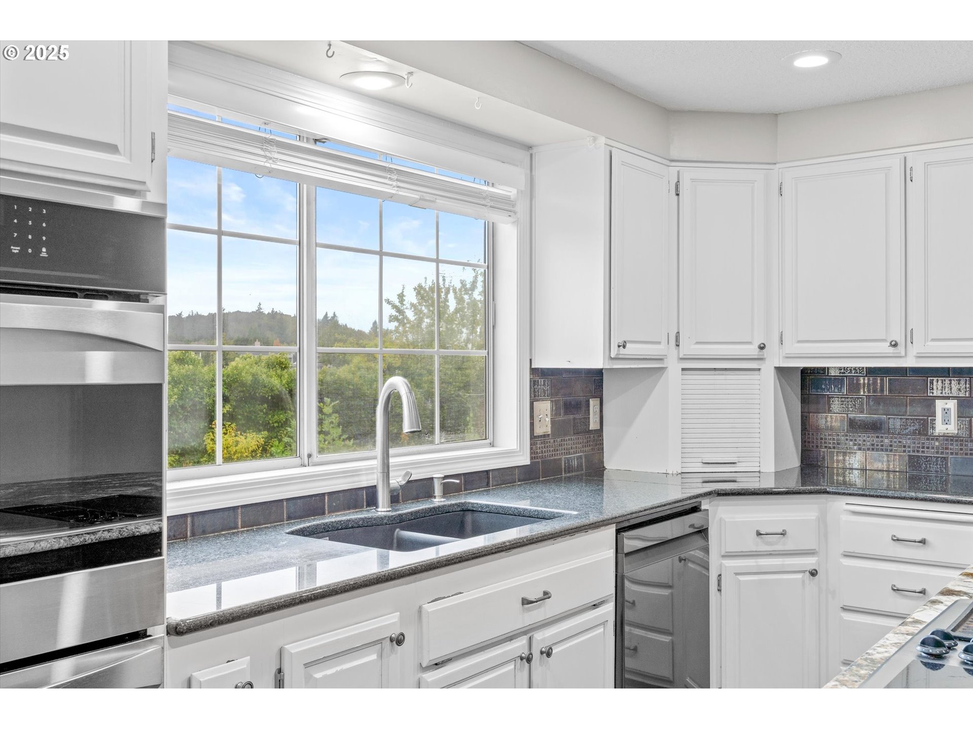 2607 Southwest Pleasant View Drive Gresham, OR 97080 - Photo 11 of 48