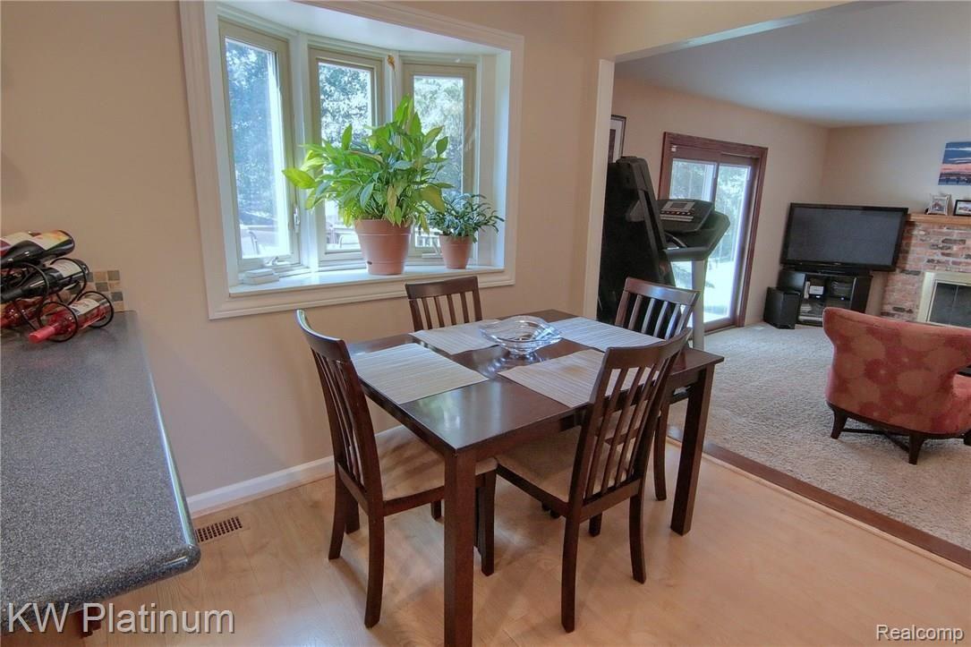 1628 Dennett Lane Rochester, MI 48307 - Photo 15 of 31 Breakfast_Nook.jpg