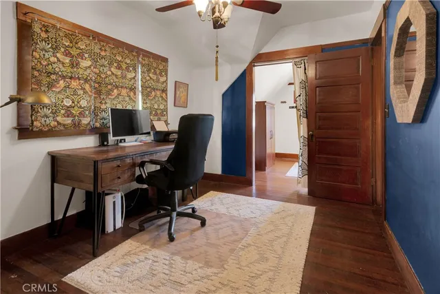 an empty room with closet and ceiling fan