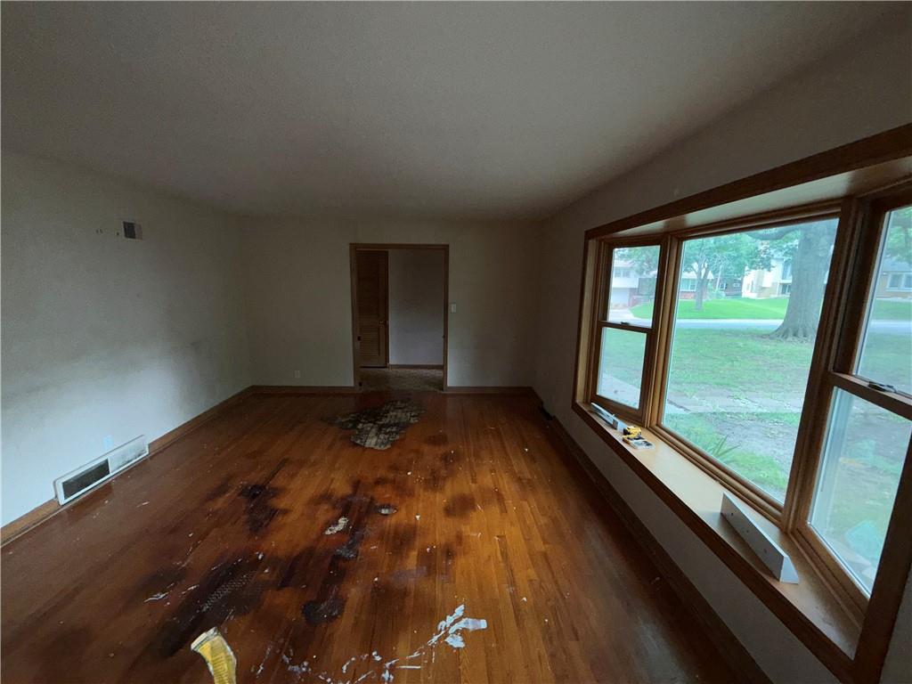5008 Spring Street Kansas City, MO 64133 - Photo 11 of 36