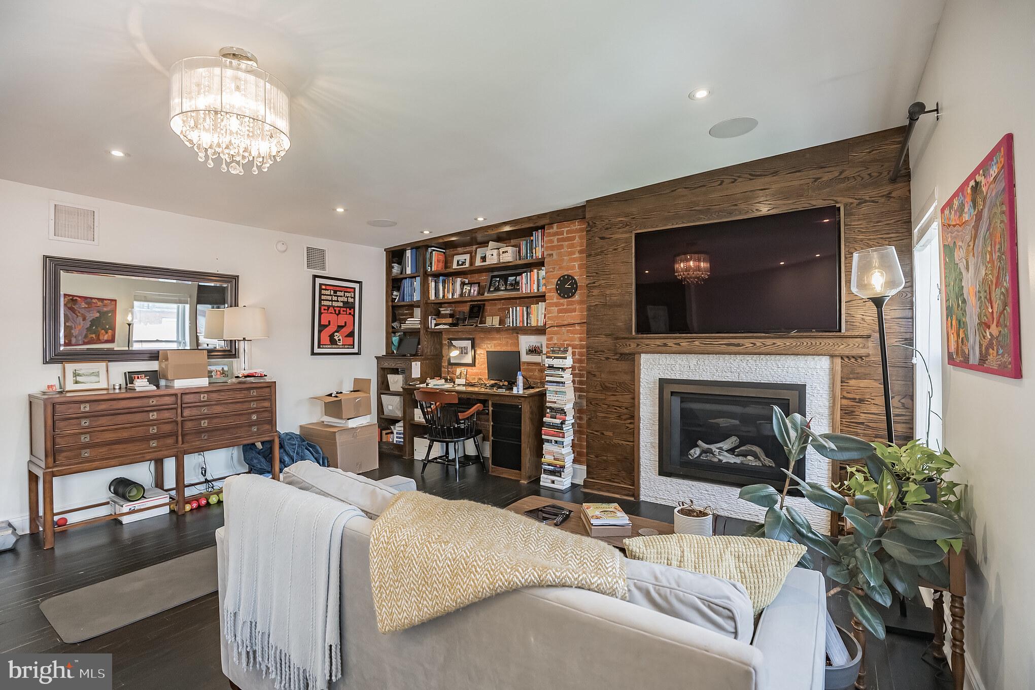 1624 Spruce Street, Unit 3F Philadelphia, PA 19103 - Photo 8 of 15 2nd floor owners suite