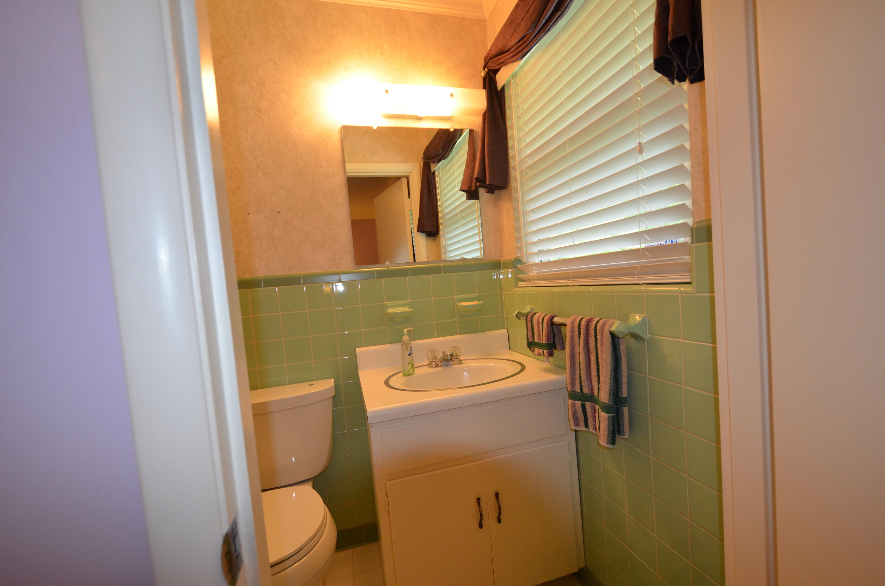 847 West Outer Drive Oak Ridge, TN 37830 - Photo 11 of 16 847outerbath2