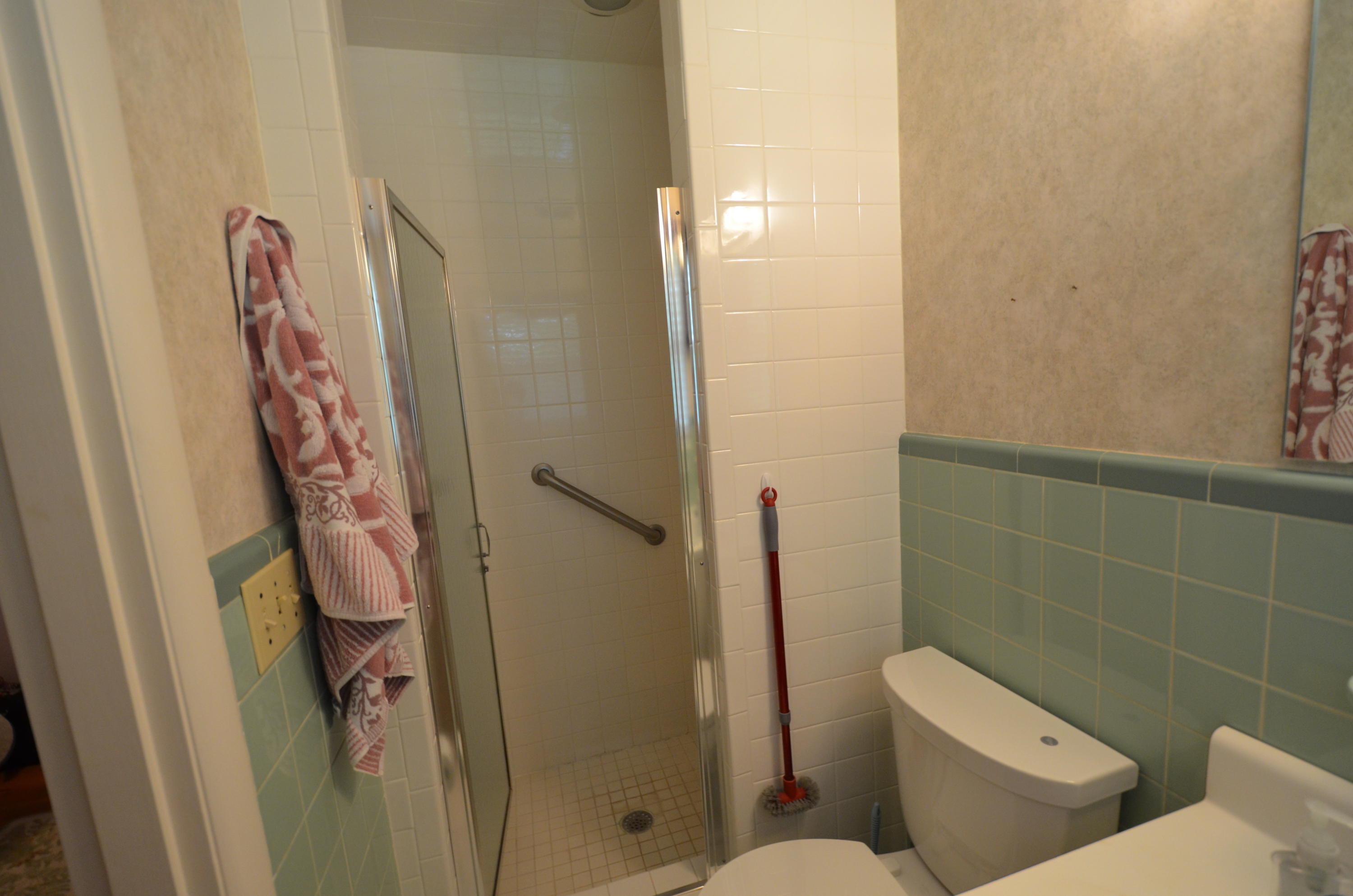 847 West Outer Drive Oak Ridge, TN 37830 - Photo 12 of 16 847outerMBATH