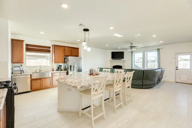 $499,883 | 707 Burr Oak, Richwood, TX 77531