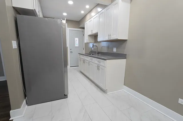 $1,800 | 3051 North Austin Avenue, Unit 2F, Chicago, IL 60634