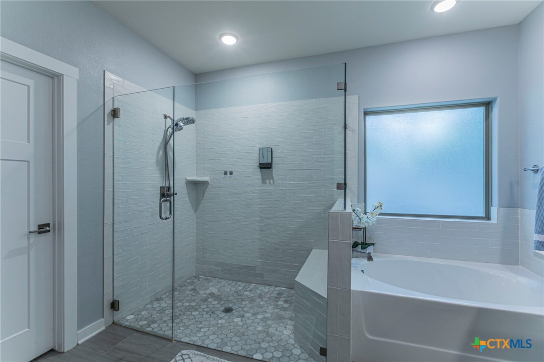 8 Daingerfield Cove Morgan's Point Resort, TX 76513 - Photo 15 of 28 a bathroom with a shower and a bath tub