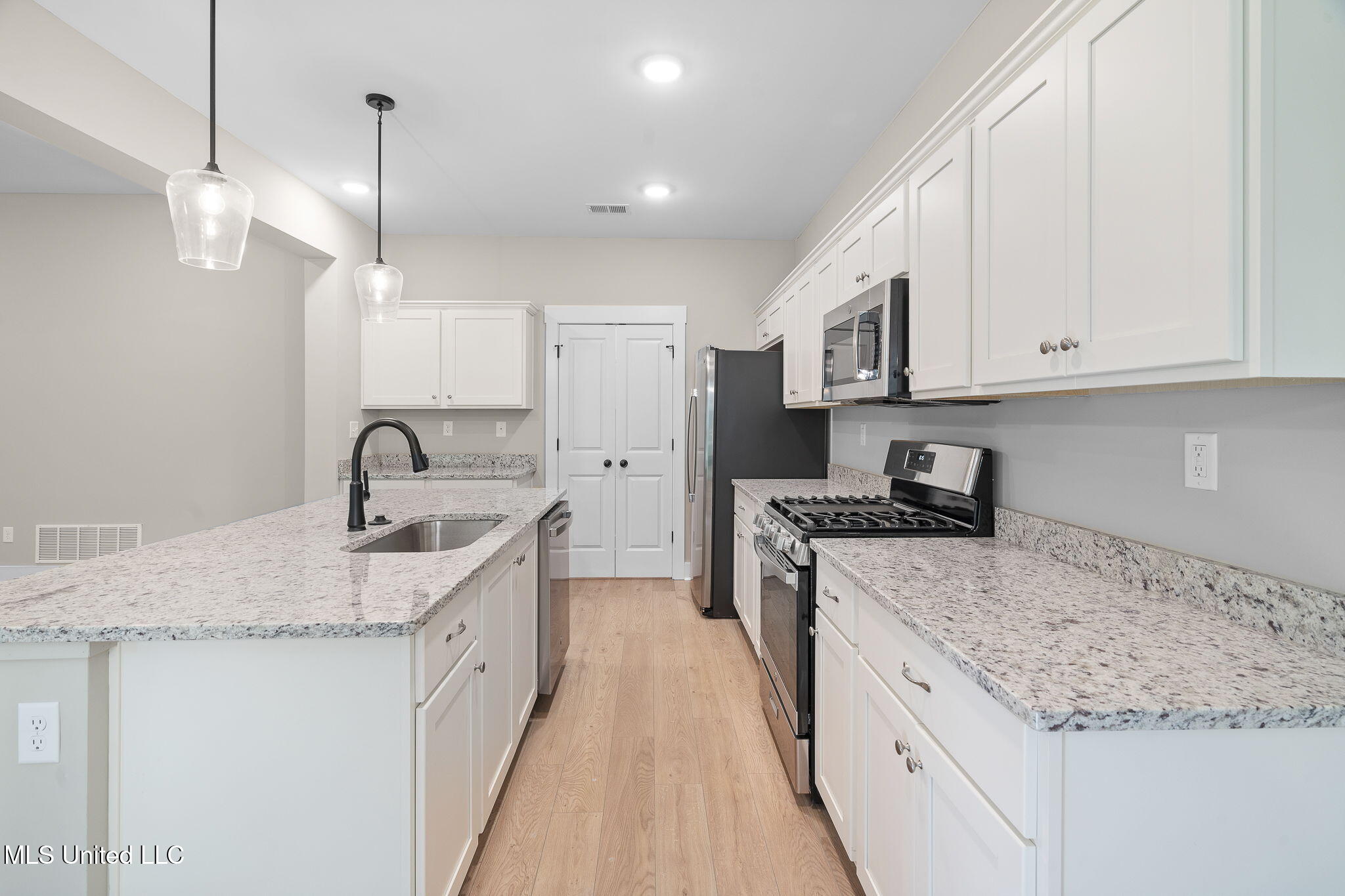 7684 Ridgefield Drive Horn Lake, MS 38637 - Photo 8 of 29 Kitchen