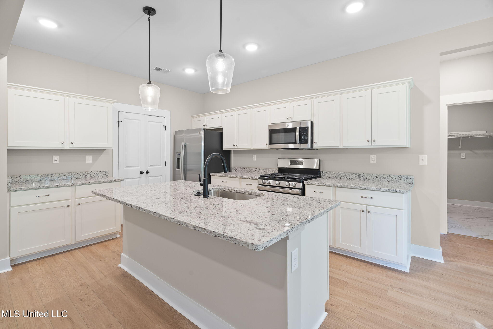 7684 Ridgefield Drive Horn Lake, MS 38637 - Photo 9 of 29 Kitchen Island