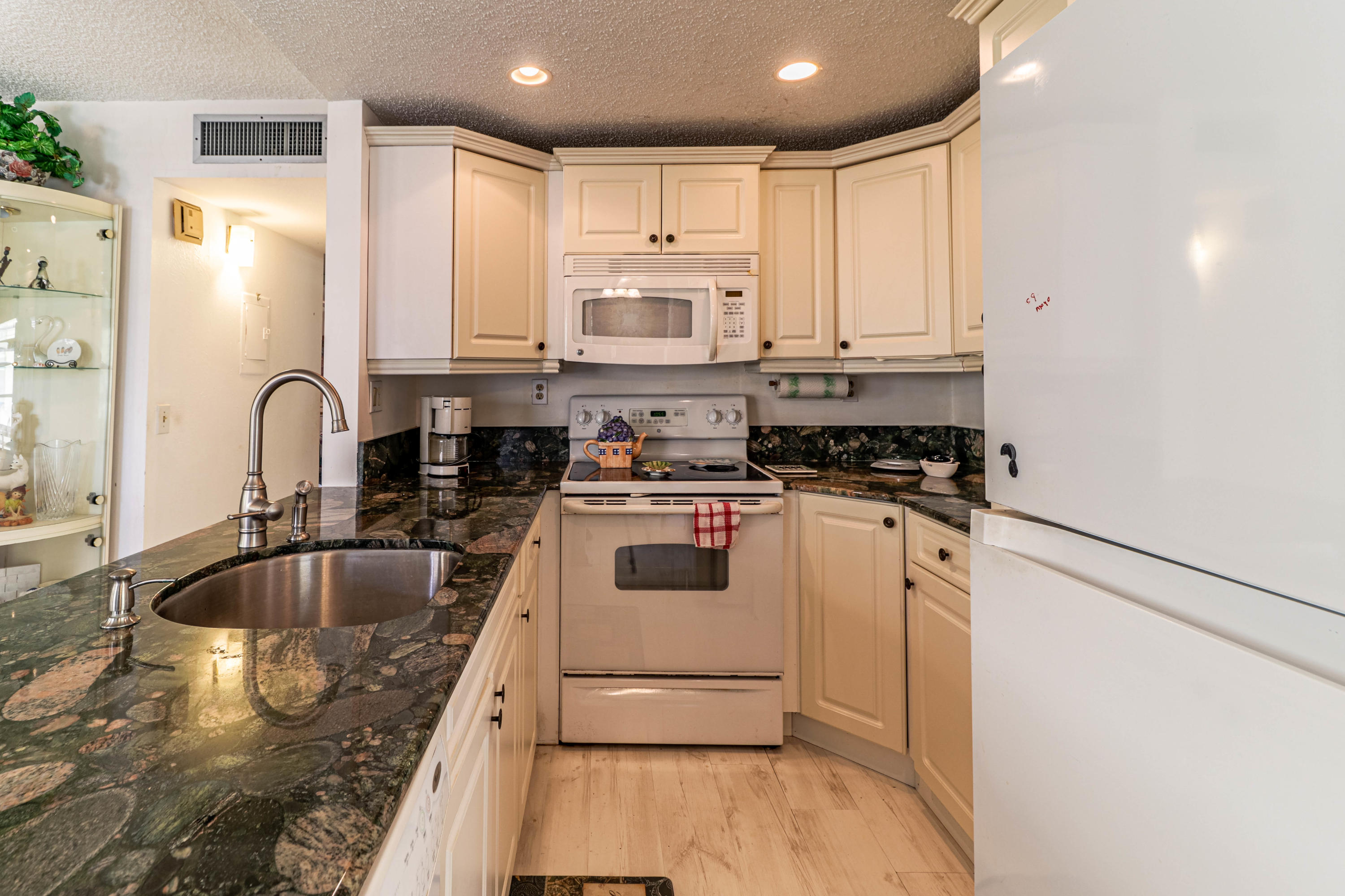 283 Normandy Lane Delray Beach, FL 33484 - Photo 4 of 18 IMG_3052-HDR