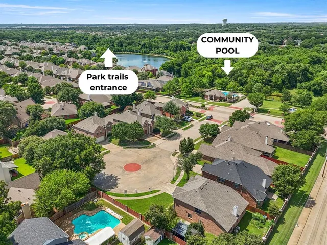 a sign that is sitting on a table and chairs