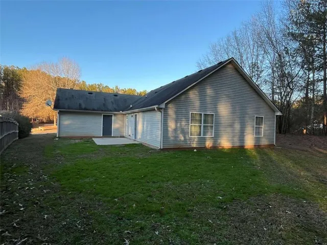a view of a house with backyard