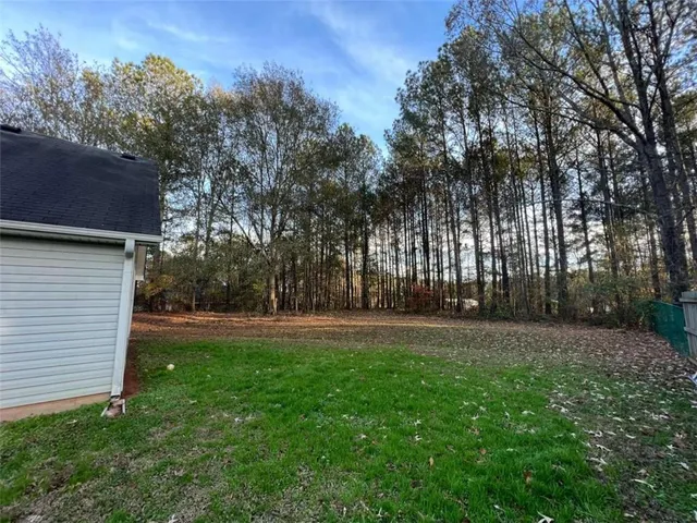 a view of yard with green space