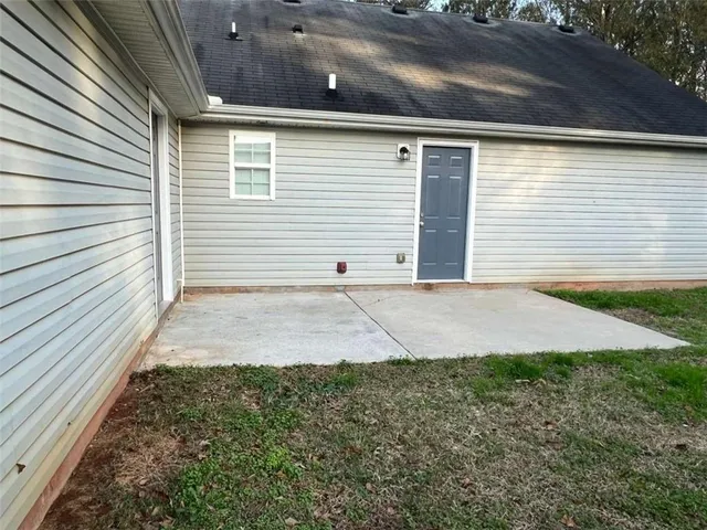 a view of a backyard