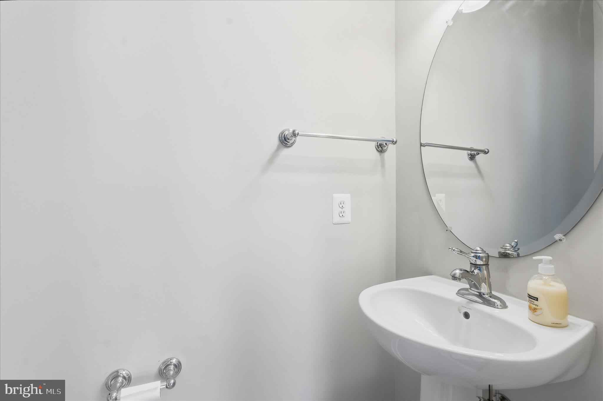 2102 Carthage Drive Woodbridge, VA 22191 - Photo 28 of 33 Foyer Bath