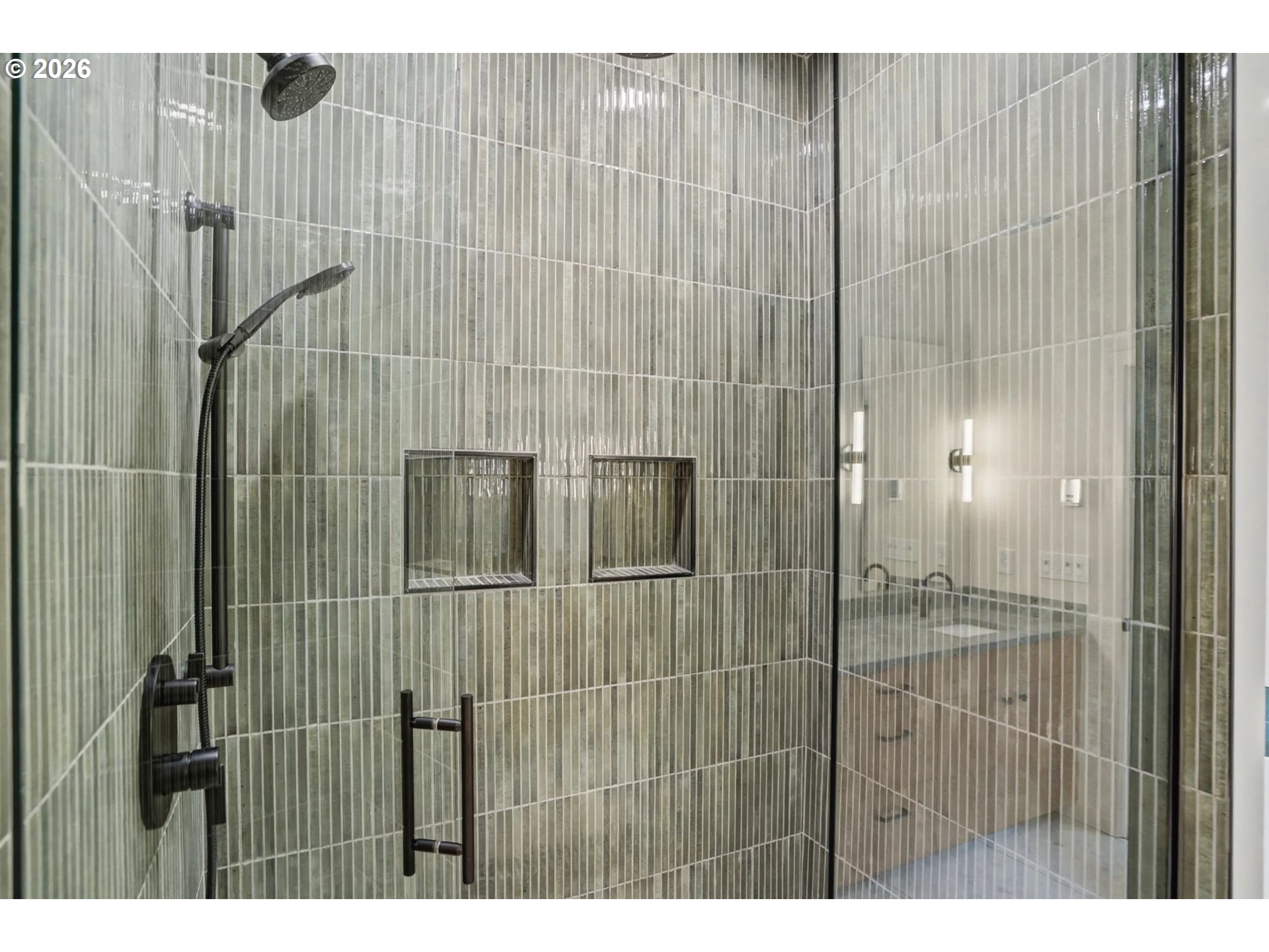 19850 Winters Hill Road Southeast Silverton, OR 97381 - Photo 23 of 48 a bathroom with a shower