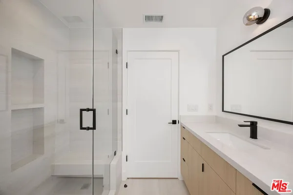 $5,500 | 6239 Banner Avenue, Los Angeles, CA 90038