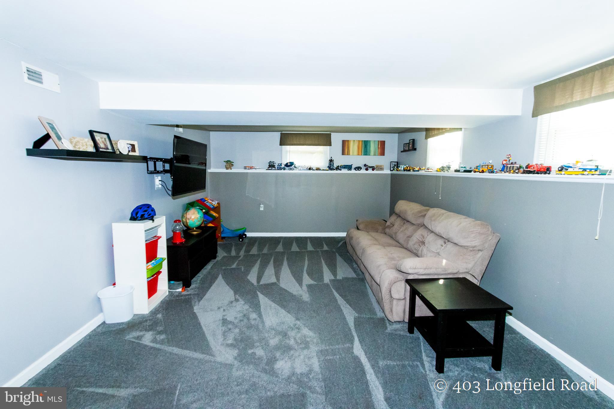403 Longfield Road Newark, DE 19713 - Photo 11 of 30 Spacious Family Room w/ New Carpet!