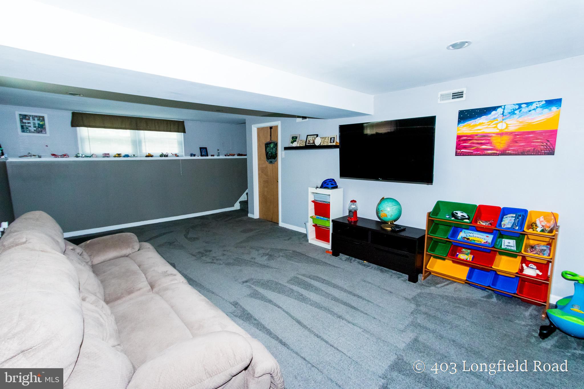 403 Longfield Road Newark, DE 19713 - Photo 12 of 30 Spacious Family Room w/ New Carpet!